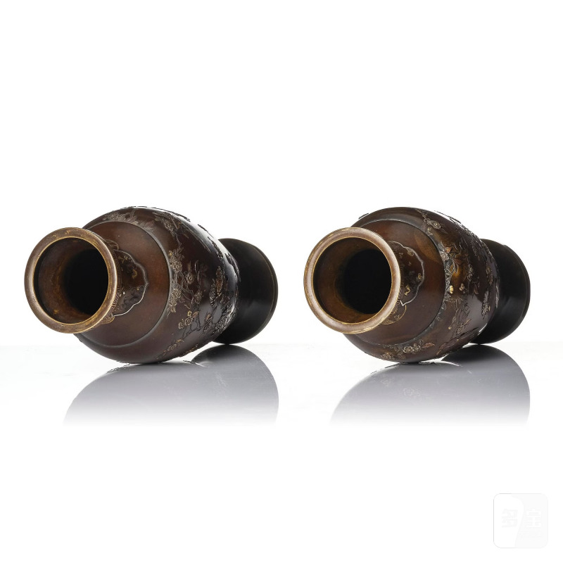 An impressive pair of Japanese inlayed bronze vases, - 图5